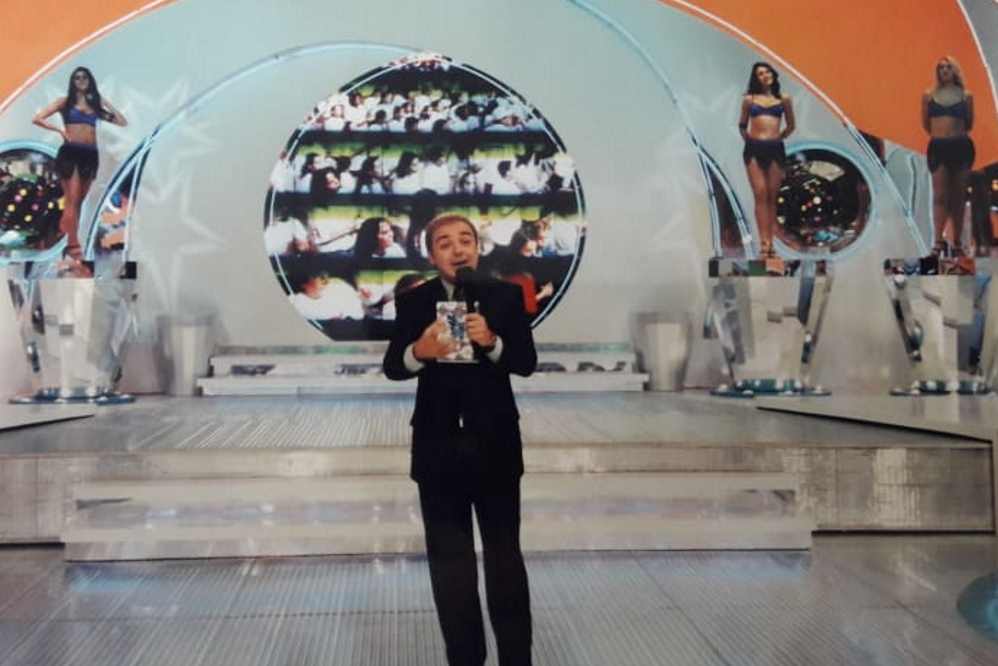 Gugu Liberato no palco do Domingo Legal, do SBT