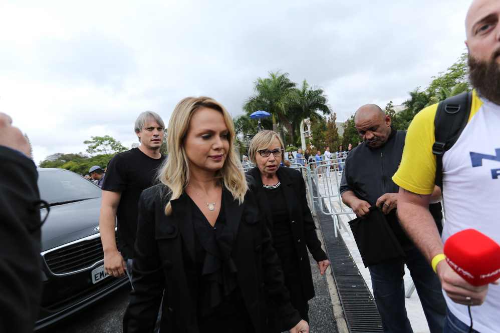 Eliana esteve na despedida de Gugu Liberato