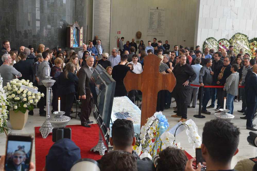 Velório de Gugu Liberato reúne famosos e anônimos