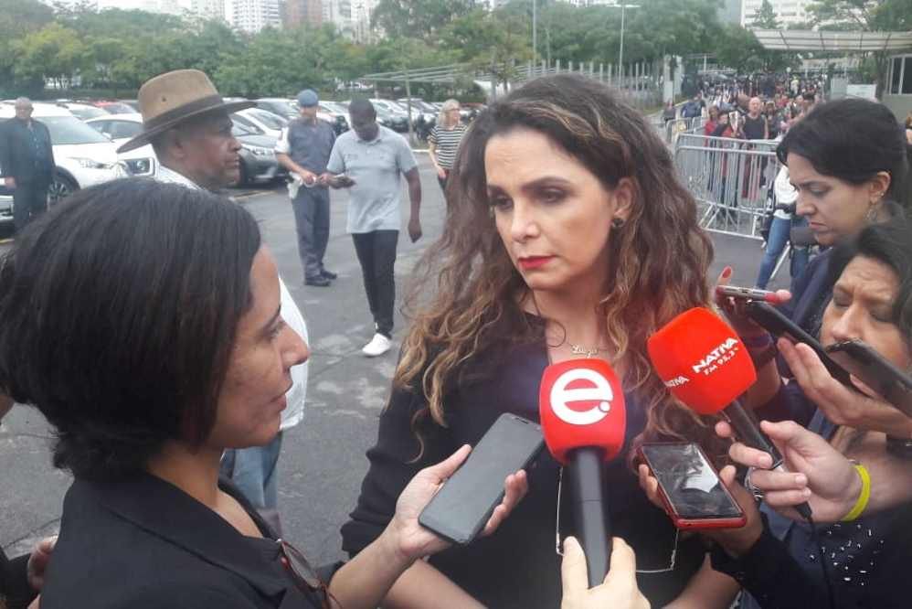 Ele sempre me ajudou muito. Sou cria do Gugu. (...) Ele tinha o hábito de abraçar a gente olhando nos olhos, afirmou Luiza Ambiel, ao conversar com a imprensa, durante o velório