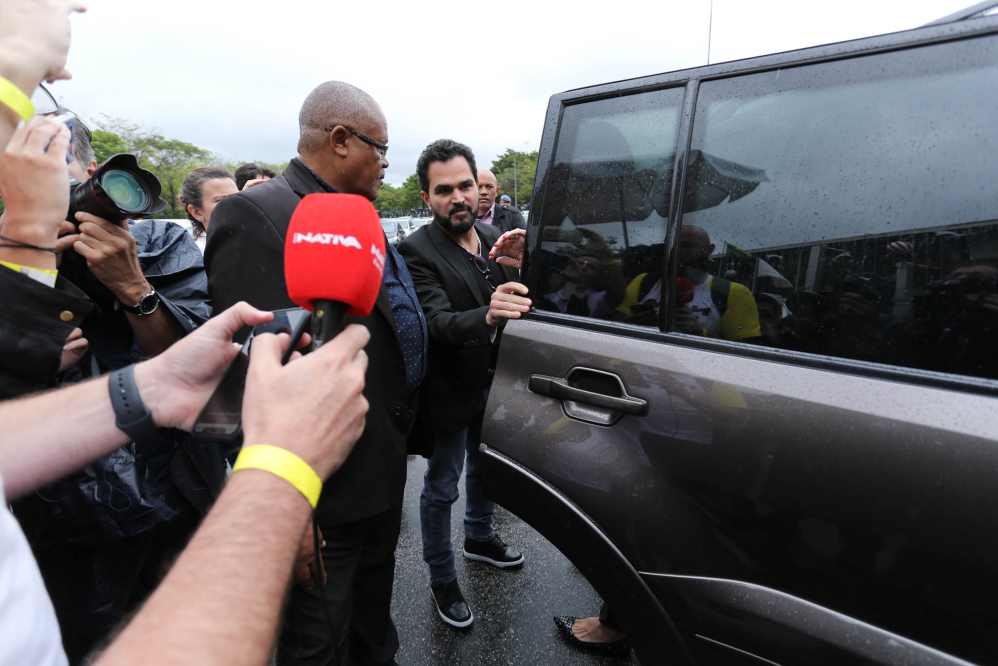 Luciano Camargo esteve no velório de Gugu