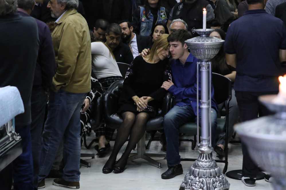 Rose Miriam sendo consolada pelo filho mais velho, João Augusto