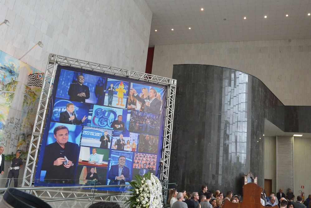 Um enorme painel mostrava momentos da carreira de Gugu