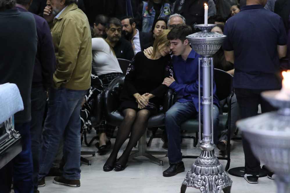 A família se emocionou muito na despedida de Gugu