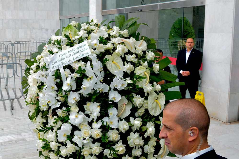 Angélica e Luciano Huck enviaram coroa de flores