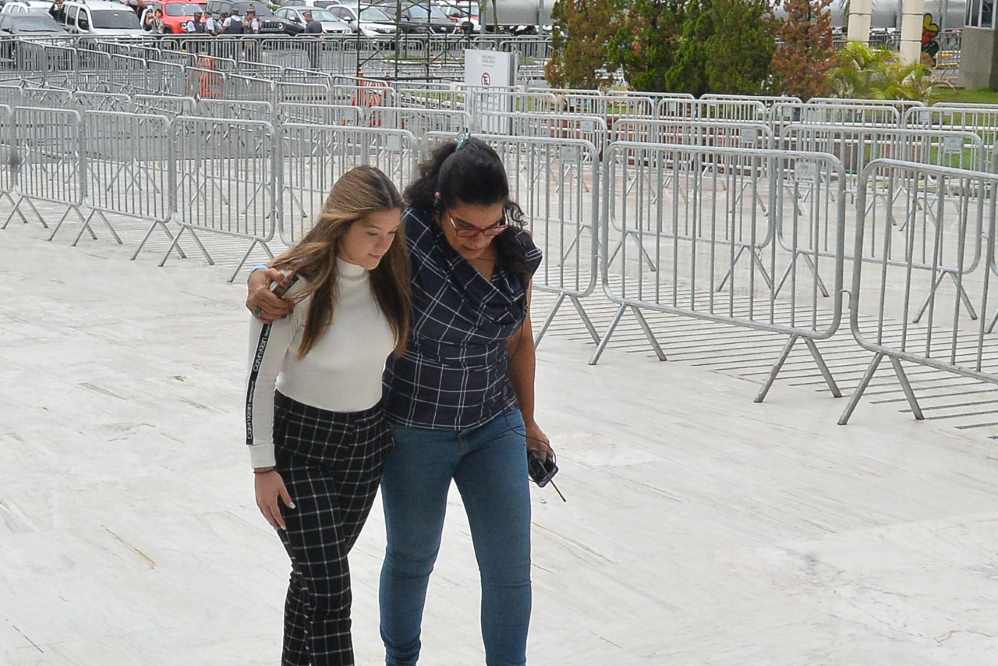 Marina Liberato sendo amparada por Araíde Rocha