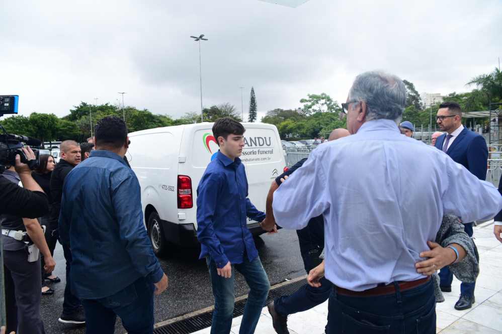 João Augusto, filho mais velho de Gugu Liberato, estava muito emocionado