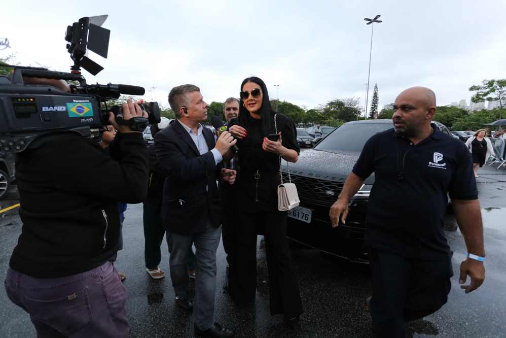 Helen Ganzarolli chegando ao velório