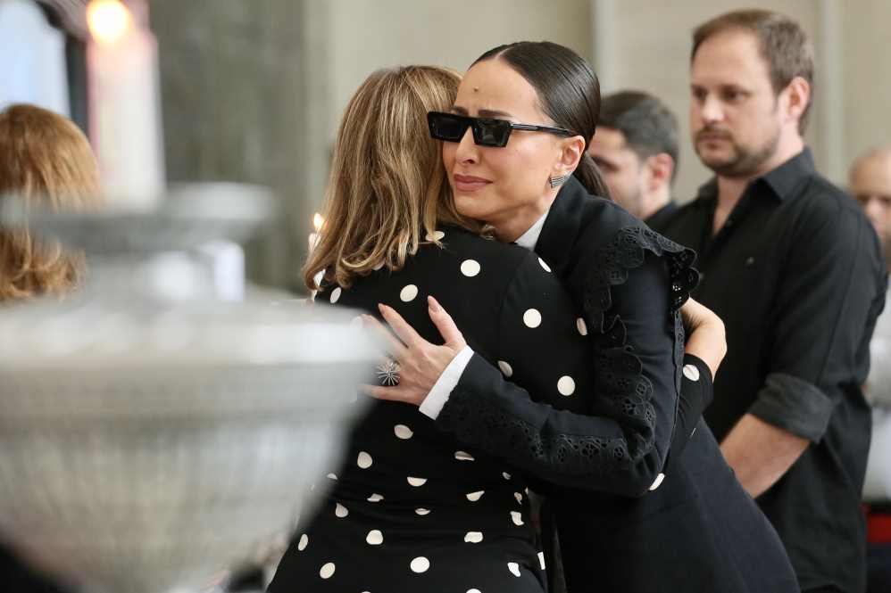 Sabrina Sato abraçou Aparecida Liberato