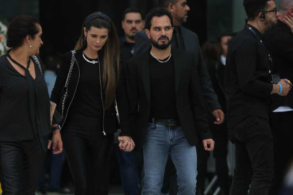 Luciano Camargo estava com a mulher