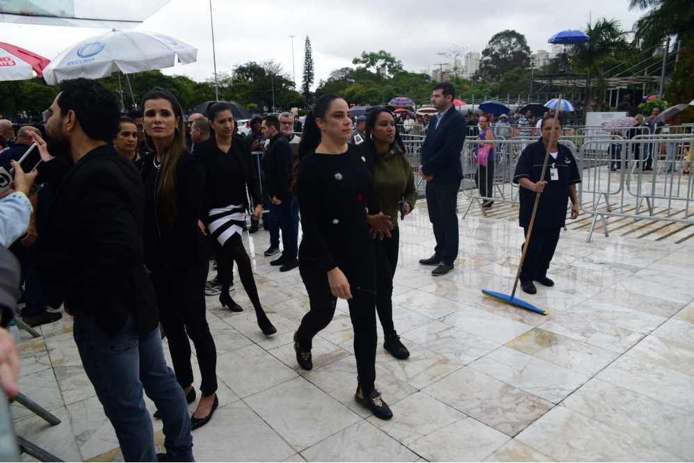 Silvia Abravanel chegando ao velório