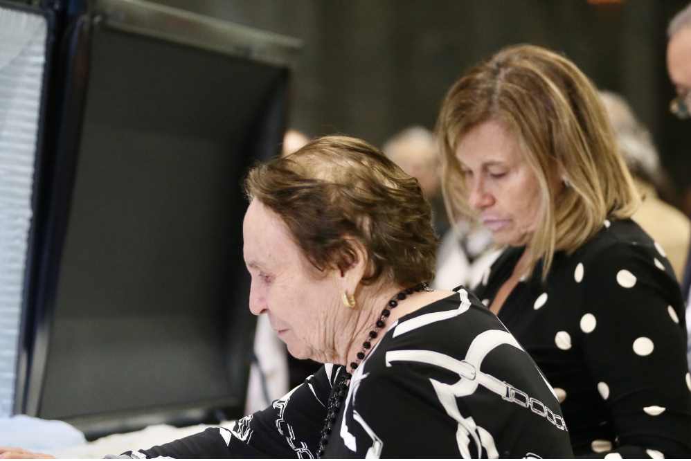 Mãe e irmã de Gugu emocionadas no velório