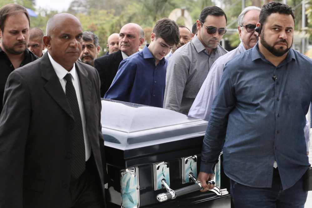 Velório de Gugu Liberato reúne famosos e anônimos