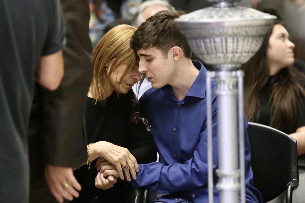 Rose Miriam e João Augusto no velório de Gugu Liberato