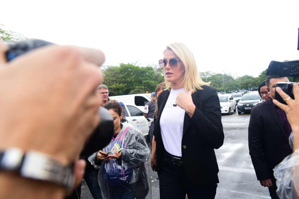 Ana Hickmann chegando ao velório