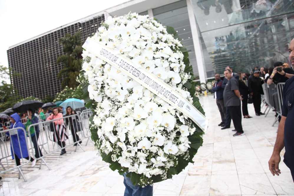 Xuxa enviou uma coroa de flores