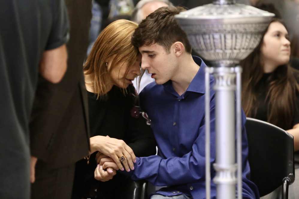 Rose Miriam e João Augusto no velório de Gugu Liberato