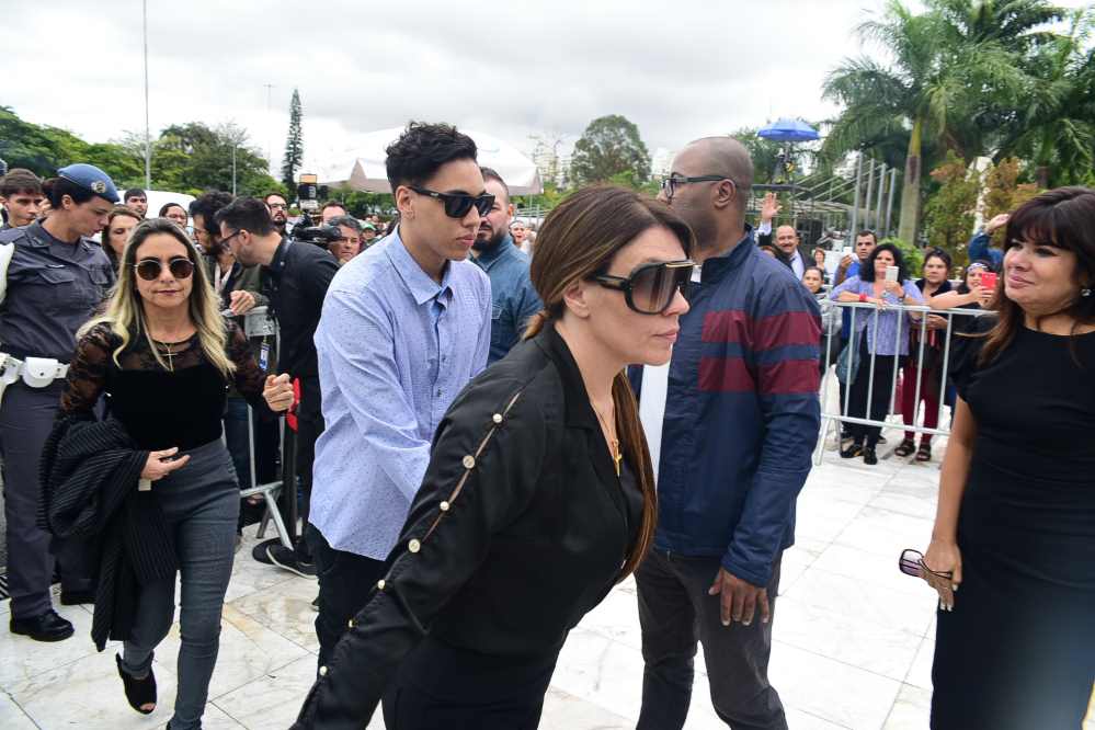 Simony estava com o filho Ryan