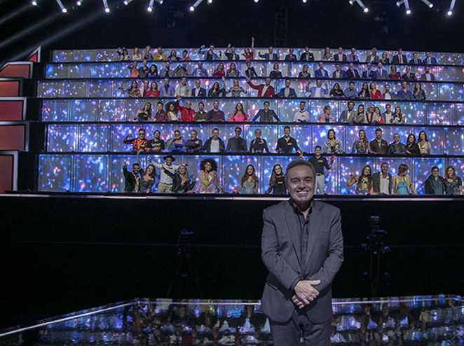 Gugu Liberato no palco do Canta Comigo, da Record TV