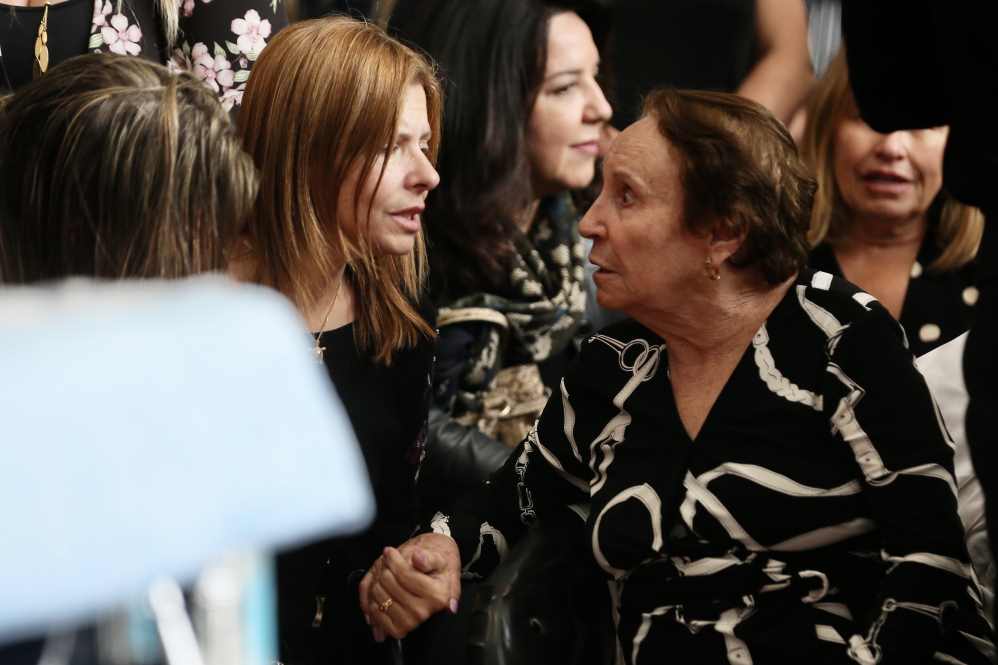 Rose Miriam conversando com a mãe de Gugu, Maria do Céu