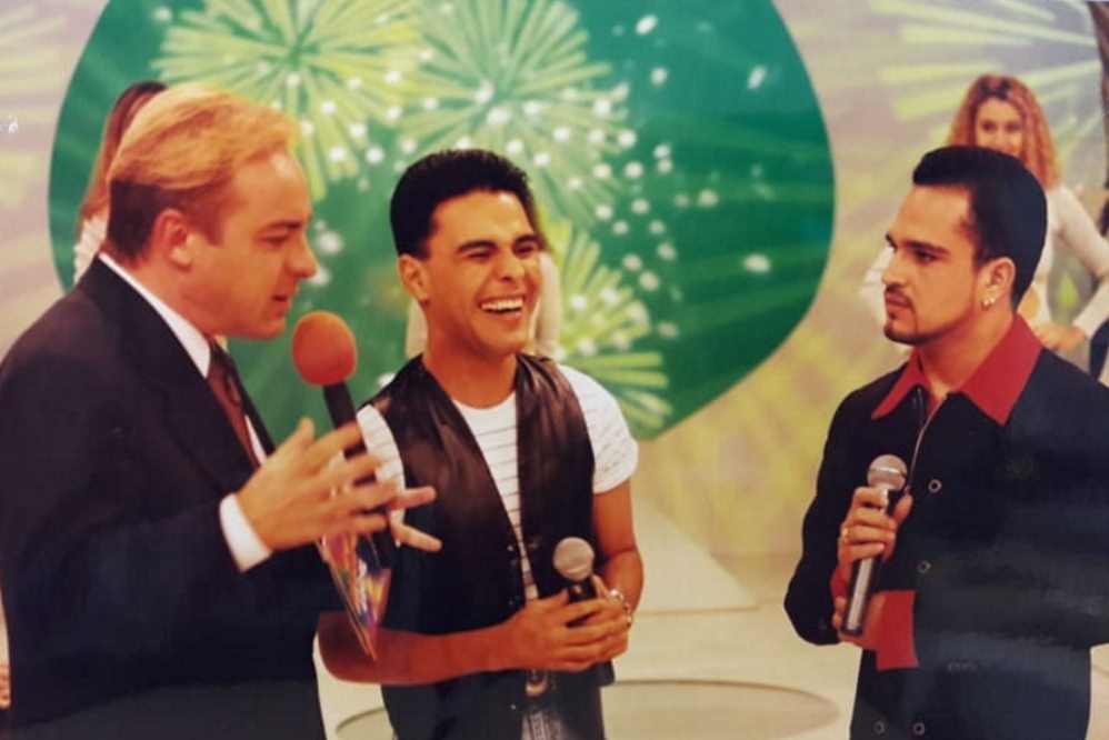 No palco do Domingo Legal, do SBT, Gugu Liberato ao lado dos cantores Zezé Di Camargo e Luciano