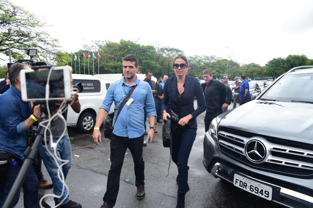 Luciana Gimenez fez questão de se despedir de Gugu