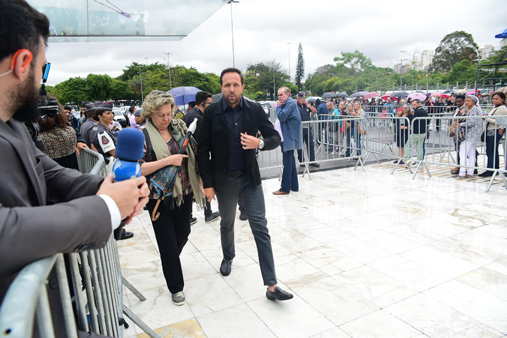 Gustavo Sarti foi mais um rosto da Record TV a se despedir do colega