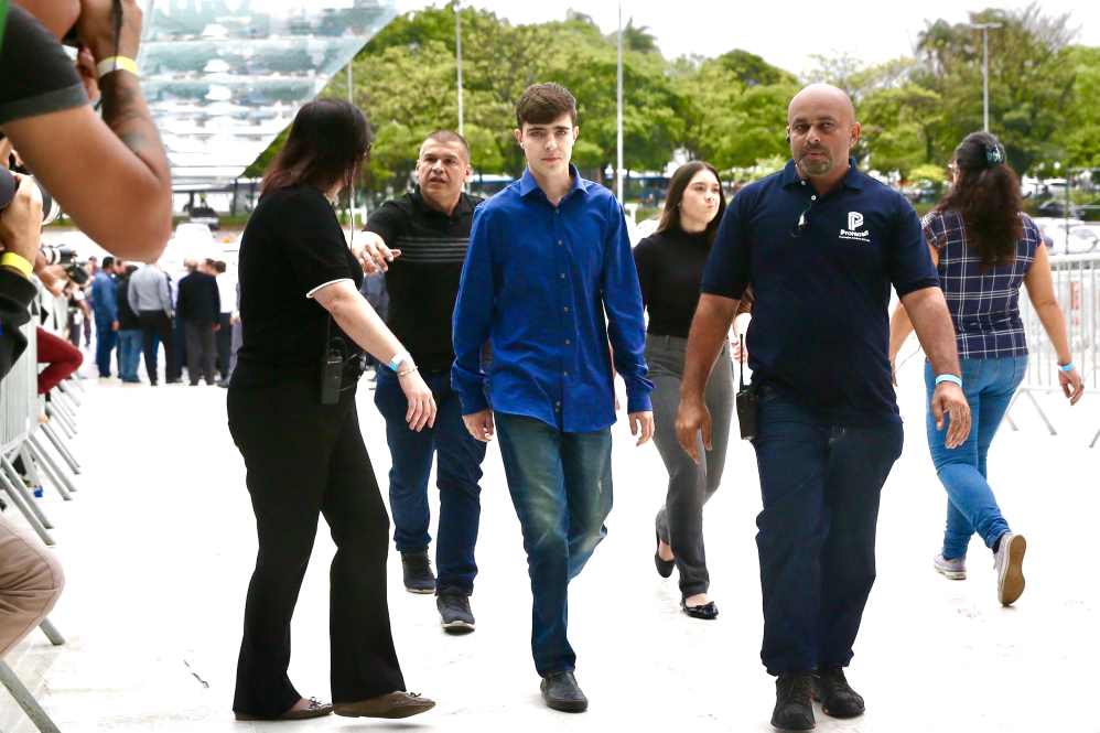 João Augusto, filho mais velho de Gugu, e a irmã Sofia chegando para o velório do pai