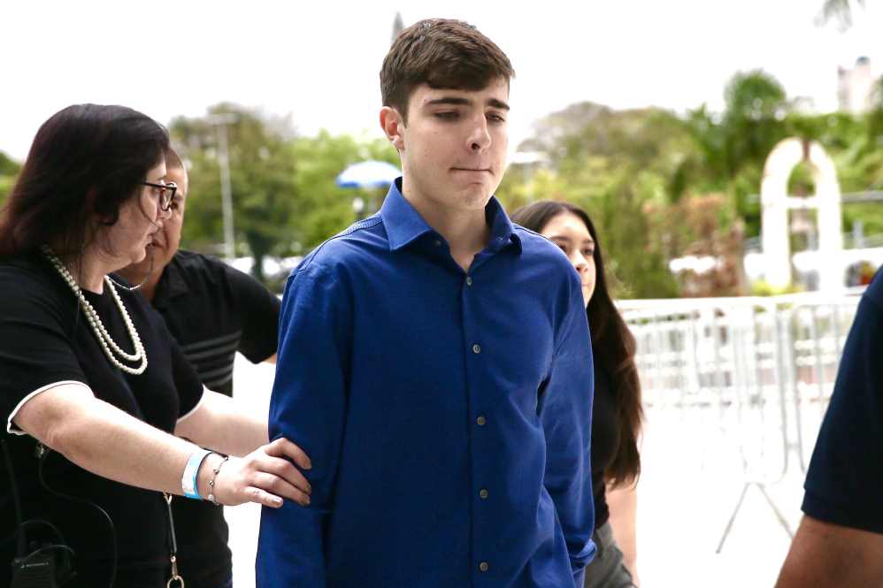 Os filhos de Gugu foram amparados por amigos e funcionários do apresentador