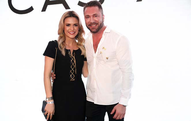 O estilista ao lado de Beca Milano