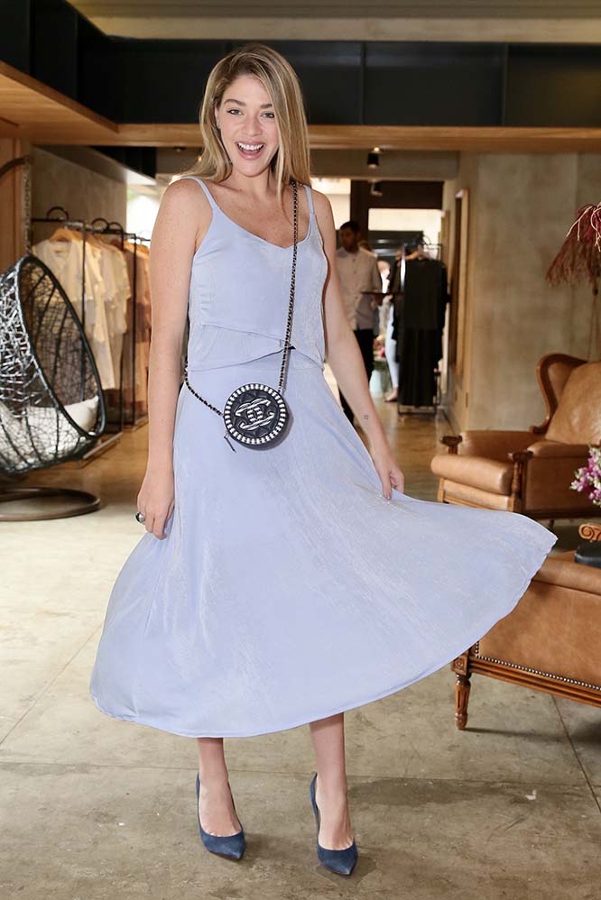 A atriz Luma Costa exibiu o seu vestido da nova coleção da empresária