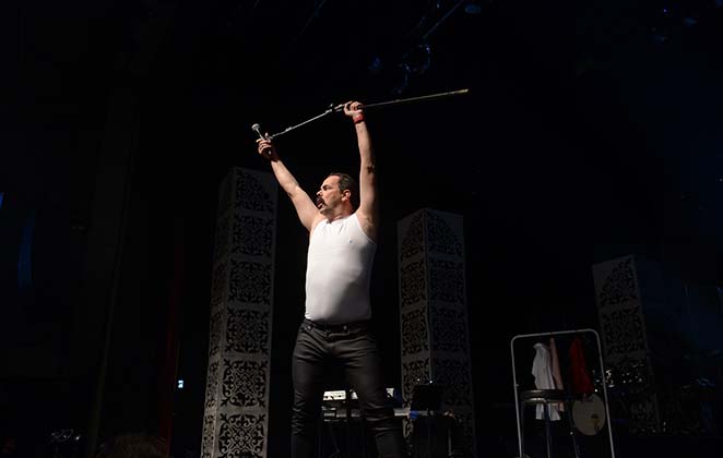 O humorista fez suas imitações, como de Freddie Mercury, lembrado por ser o vocalista da banda Queen