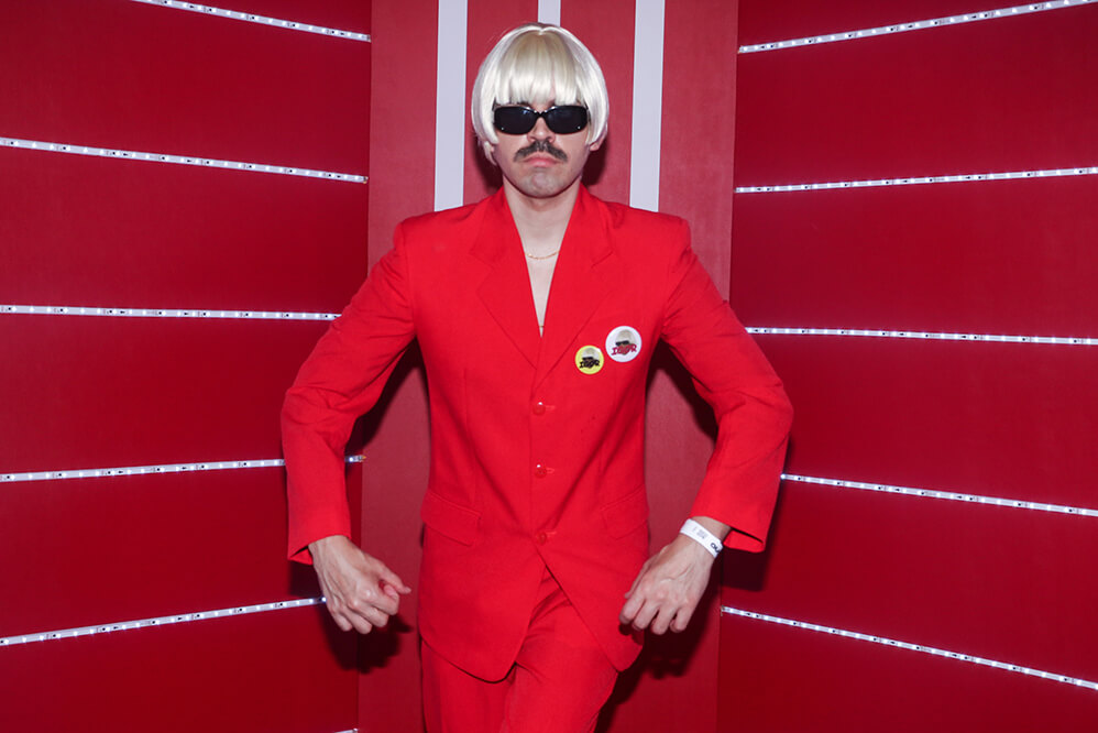 Mateus Carrilho também apareceu, mas disfarçado