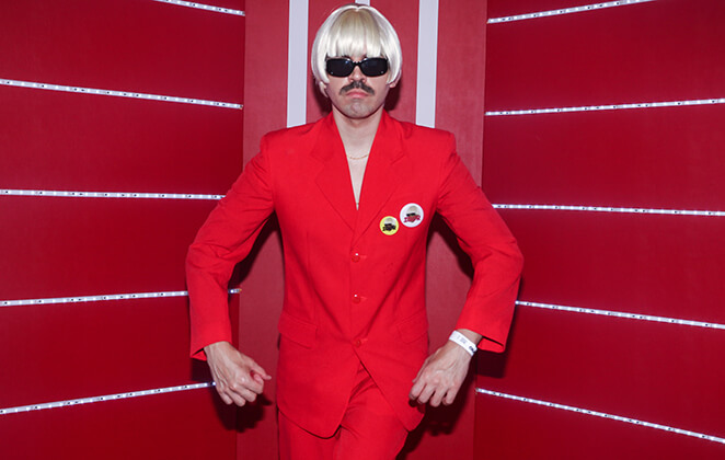 Disfarçado, Mateus Carrilho vai prestigiar a amiga