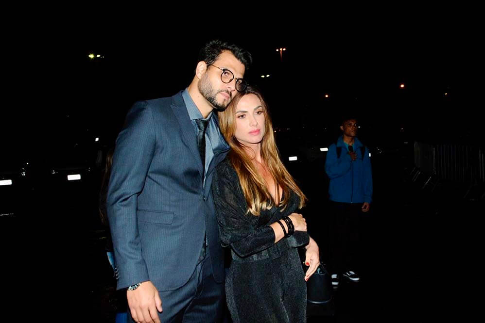 Nicole Bahls e Marcelo Bimbi, casal vencedor do Power Couple, também compareceram ao velório de Gugu Liberato para se despedir do apresentador