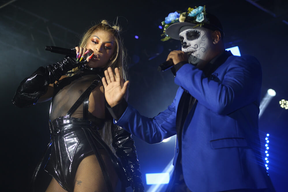 Os dois apresentaram sua parceria, a faixa Parabéns