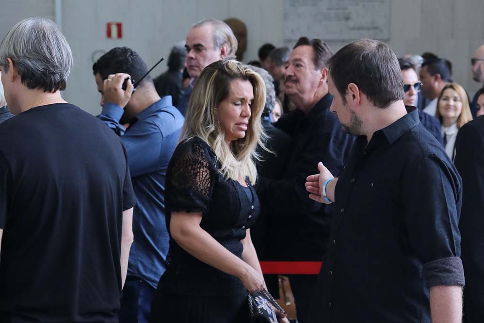 Visivelmente abalada, Renata Banhara marcou presença no velório de Gugu Liberato