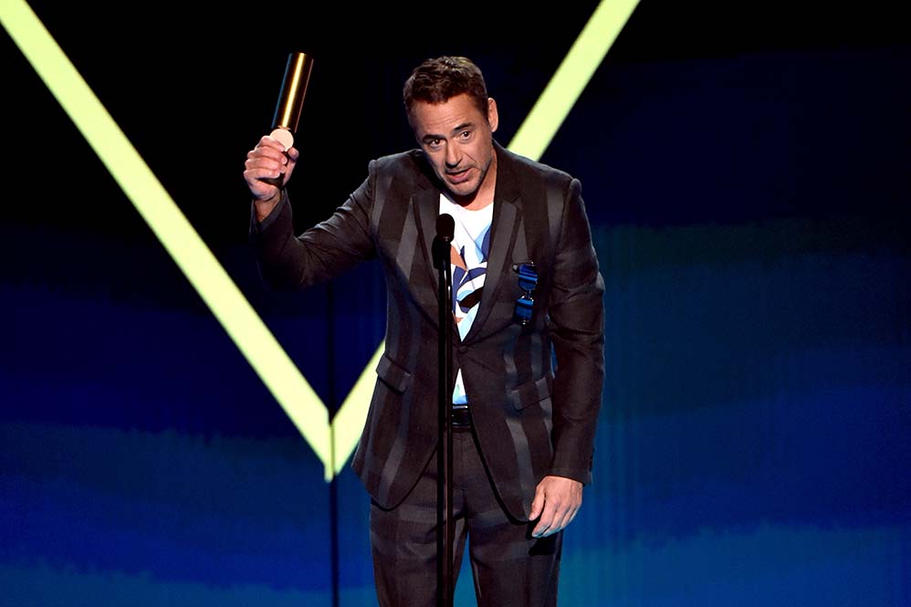 Robert Downey Jr. recebe o pre?mio de Melhor Ator de Cinema no E! Peoples Choice Awards 2019