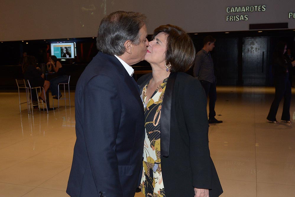 Ronnie Von trocou muitos beijos com a esposa Maria Cristina Rangel e o casal não se importou com a presença dos fotógrafos.