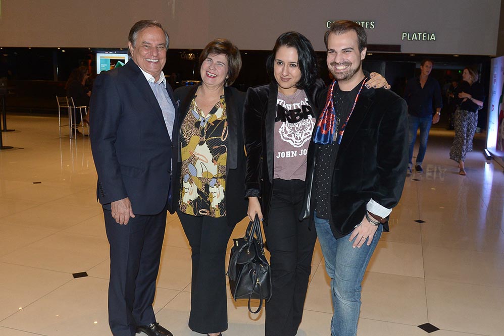 Ronnie Von curtiu o show de Fábio Jr. ao lado da esposa Maria Cristina Rangel, do filho Leo Von e da nora Alice.