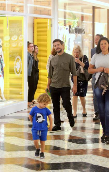 Daniel de Oliveira passeia tranquilamento pelo shopping com o filho, Otto