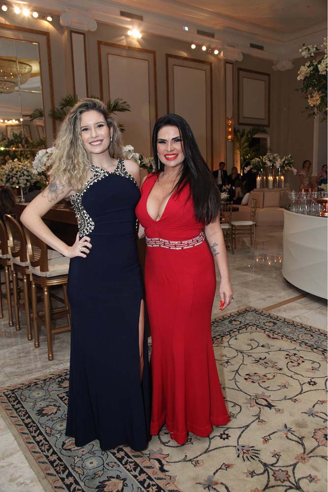 Solange Gomes e a filha, Stephanie Gomes, ostrando os vestido escolhidos para prestigiarem a cerimônia de Evelyn Montesano