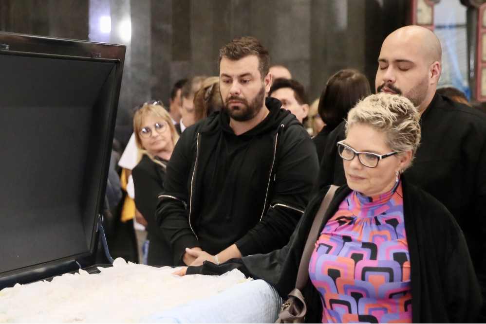 Tiago Abravanel e a mãe, Cintia, estiveram no velório