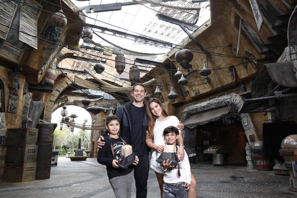 Wanessa Camargo esteve com o marido, Marcus Buaiz, e dos filhos, José Francisco e João Marcus, no Walt Disney World Resort.  Na última segunda-feira (4), a cantora  visitou Star Wars: Galaxy’s Edge, no Disney’s Hollywood Studios.