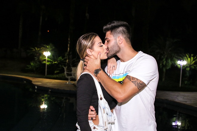 Aricia Silva e Netto trocaram muitos beijos apaixonados durante a festa