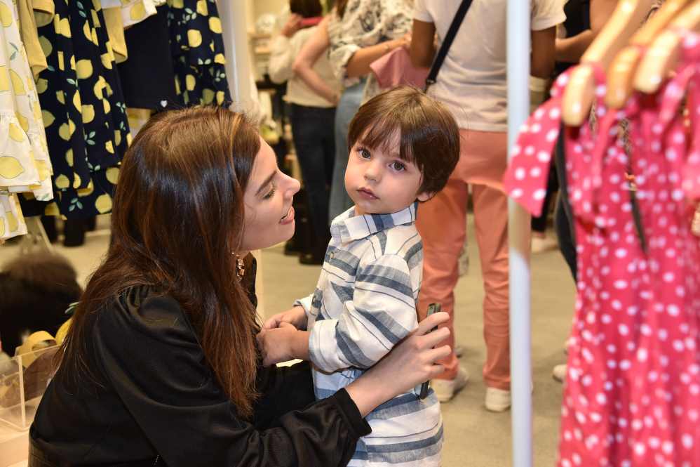 Júlio era puro amor ao lao da mamãe famosa