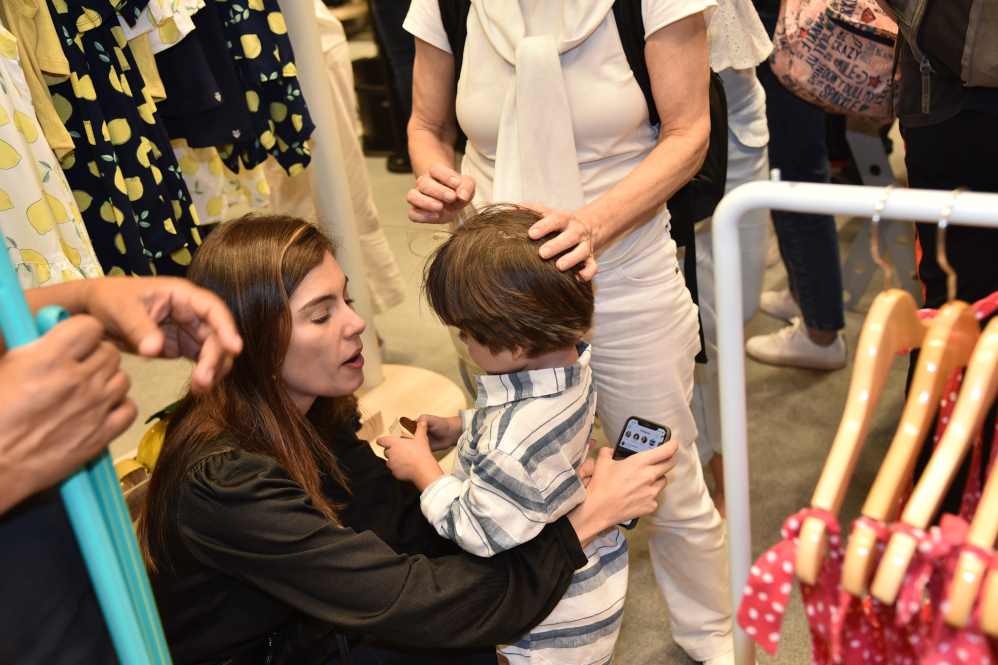 Bruna Hamú e Júlio conferiram as novidades da loja infantil
