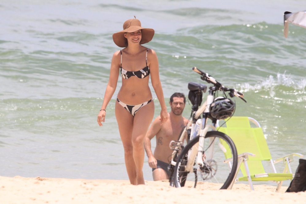 Camila Pitanga exibe corpão maravilhosa na praia