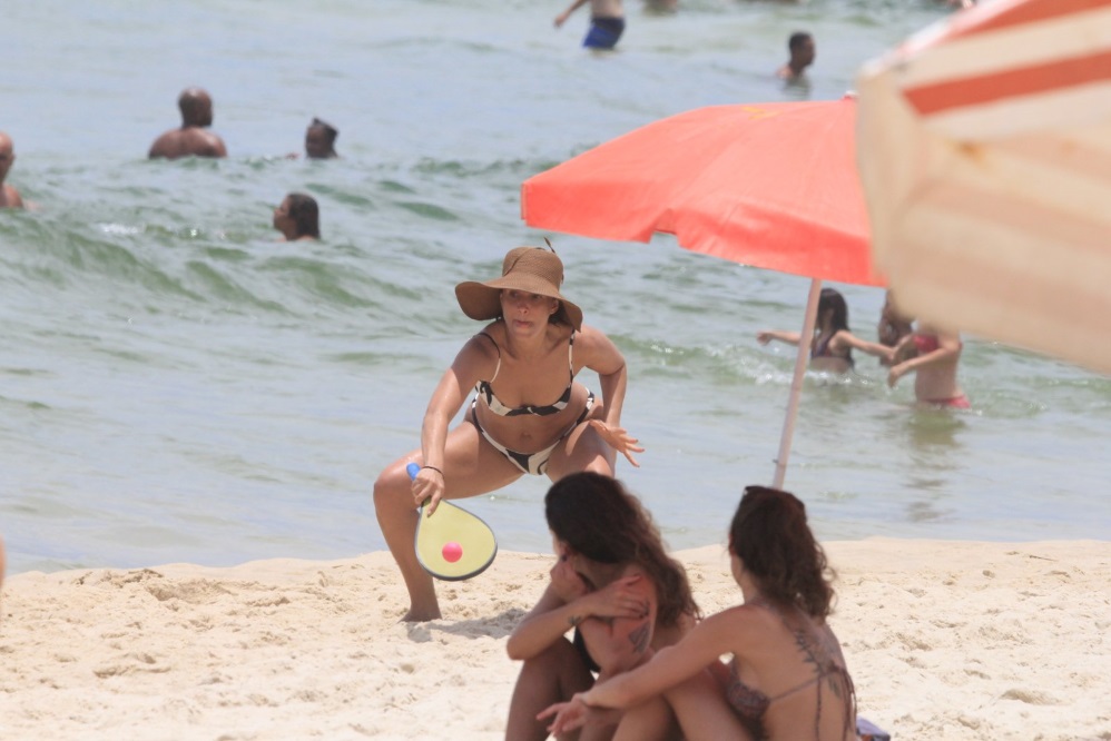Camila Pitanga exibe corpão maravilhosa na praia