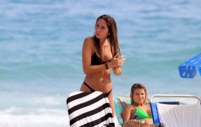 Depois de um mergulho, a jovem aproveitou ara hidratar os cabelos